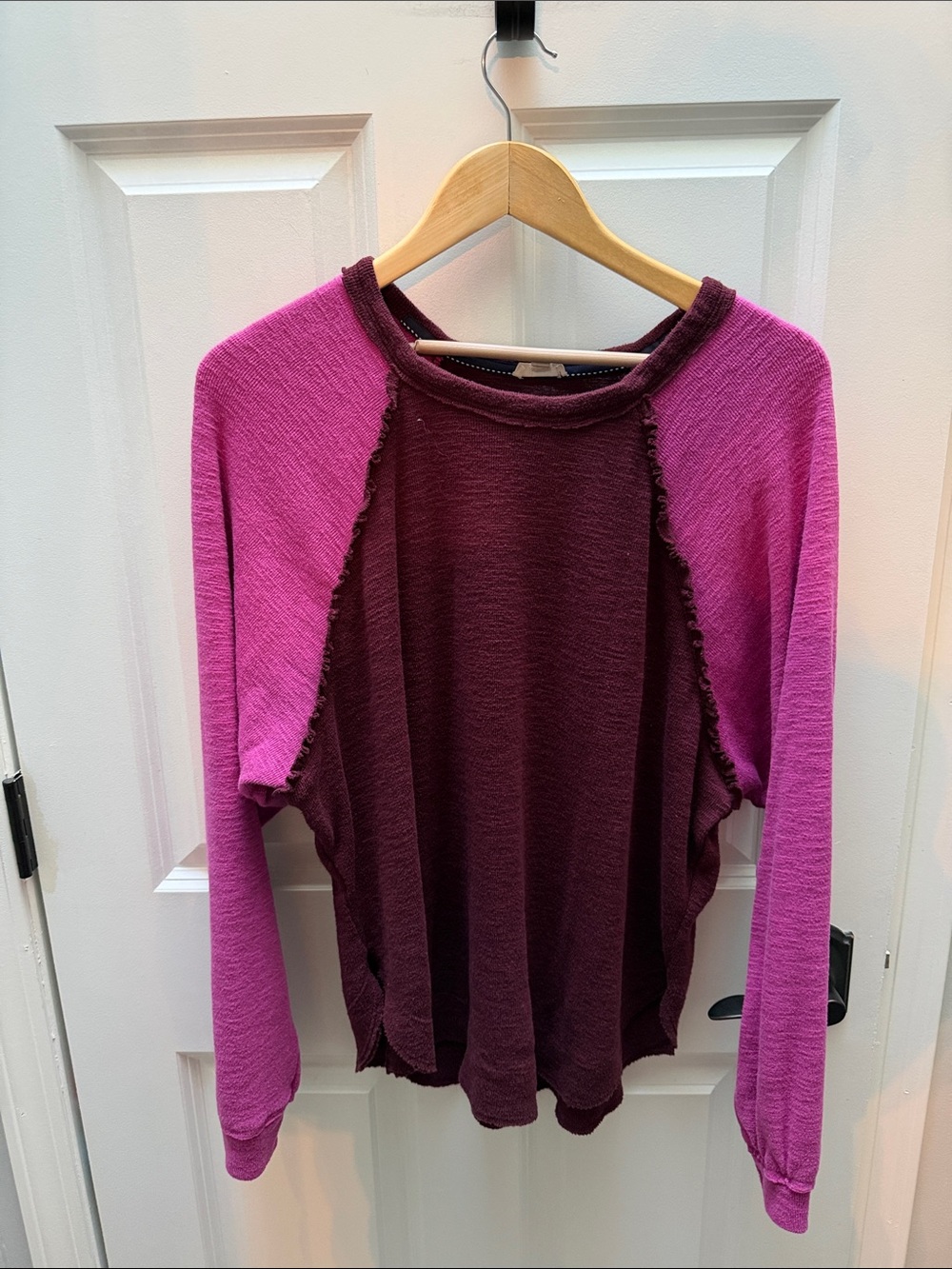 ANTHROPOLOGIE Two-Tone Raglan Sweatshirt in Pink & Burgundy Baseball Tee Size L